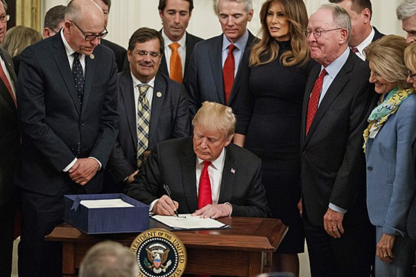 Cena simbólica representando as Tarifas de Trump em 2025, com gráficos de impacto econômico e bandeiras do Brasil, China e Estados Unidos ao fundo.
